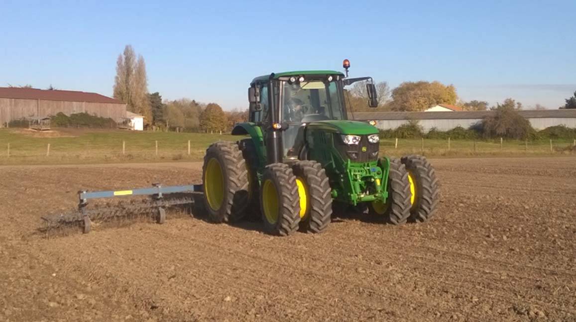 Photo : désherbage mécanique après le semis de blé, avec un tracteur aux roues jumelées pour ne pas tasser le sol fragile du marais.